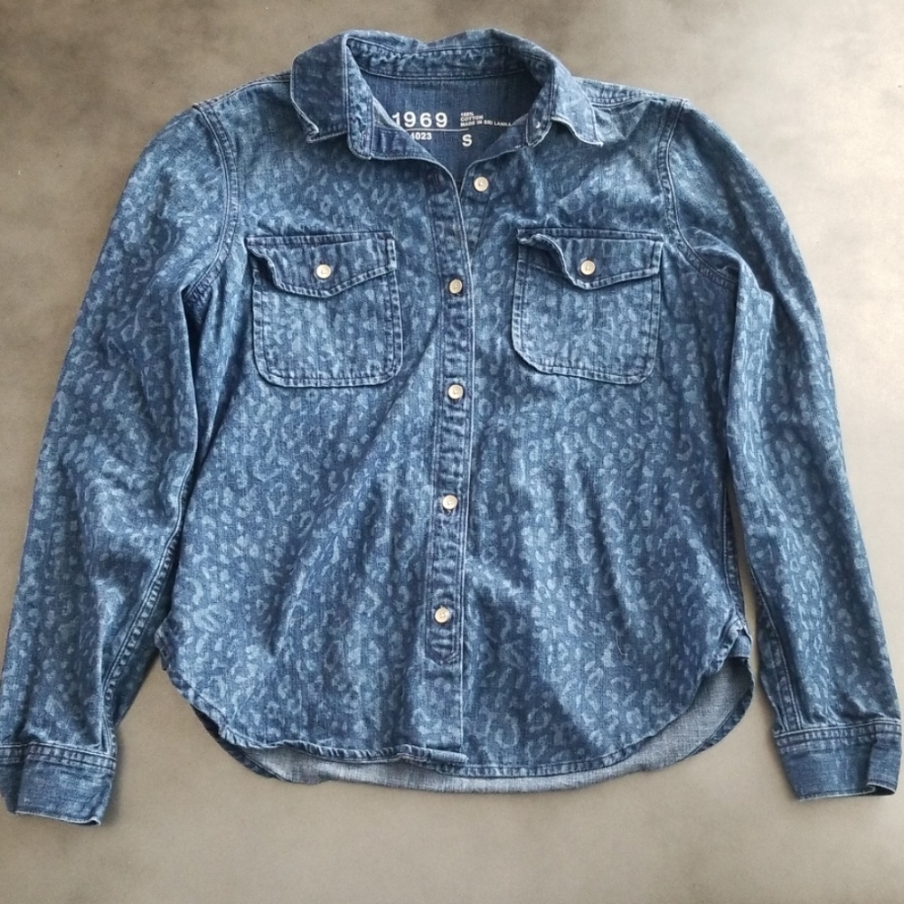 Gap Leopard denim button down top